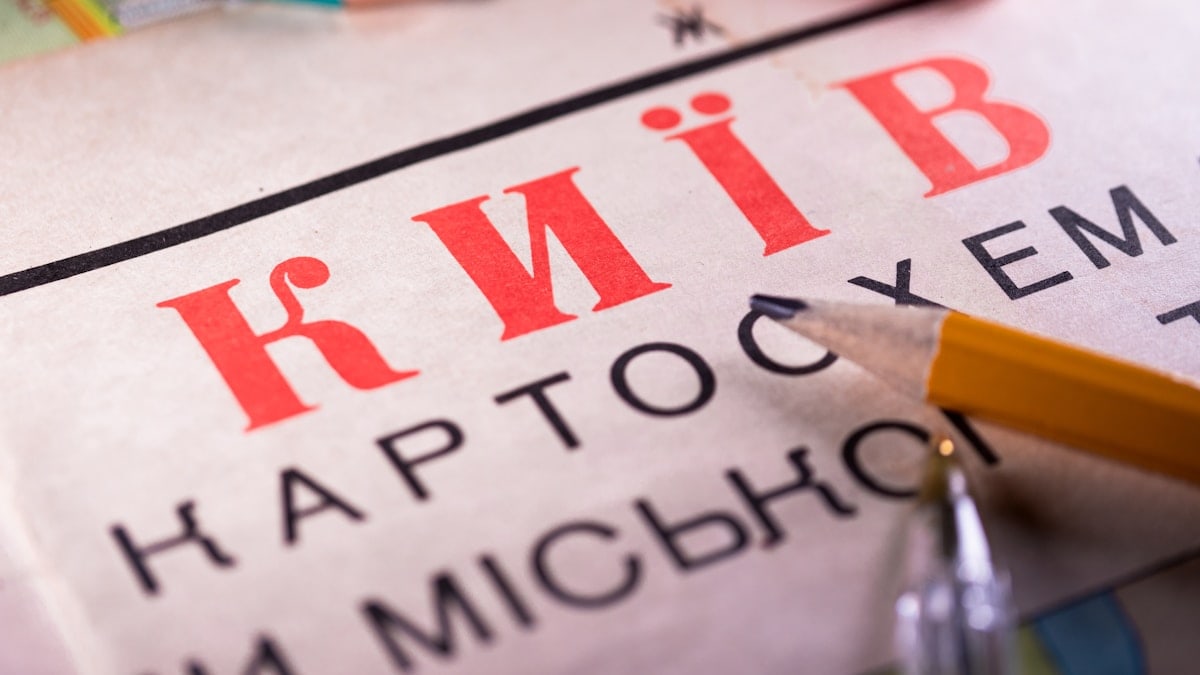 Kyiv is written on a map with pencils.